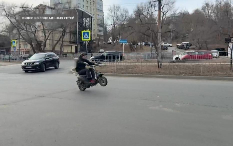 Жители Владивостока продолжают жаловаться на мопедистов-бесправников (видео)