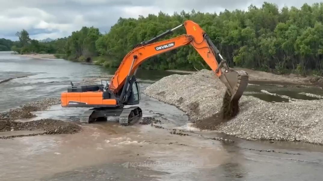 Рядом школа: в Приморье защищают село Золотая Долина от возможных паводков