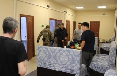 Трёх мигрантов выдворят из РФ после рейда по кафе во Владивостоке