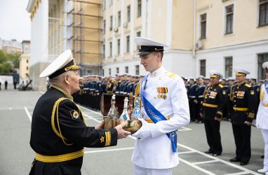 Морской сундук с пожеланиями передали выпускникам-нахимовцам во Владивостоке