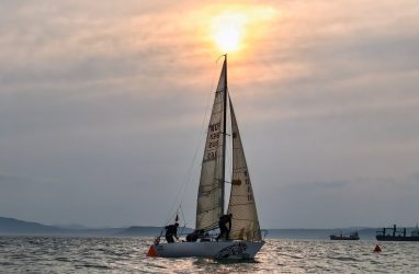 Вторая парусная &laquo;гонка по средам&raquo; во Владивостоке прошла на фоне слабого ветра