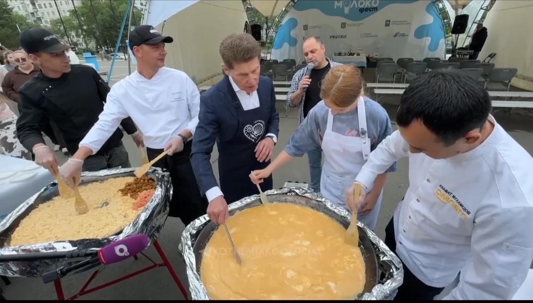 Огромный омлет с морепродуктами приготовили на фестивале молока в Приморье