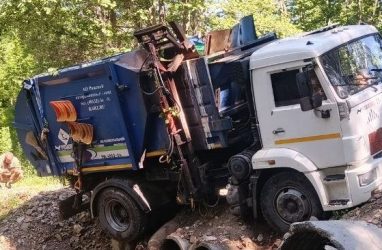 В Партизанском округе Приморья под мусоровозом рухнул мост