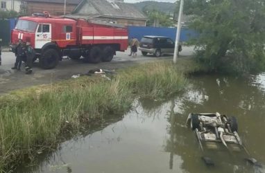 В пригороде Владивостока водитель Toyota Crown погиб, съехав в реку Богатая