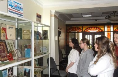 Выставка редких книг о культуре народов России открылась во ДВФУ ко Дню России