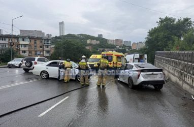Два водителя и пассажир пострадали в ДТП на Адмирала Юмашева во Владивостоке