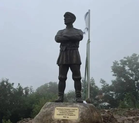 Во Владивостоке начали устанавливать памятник прапорщику Комарову