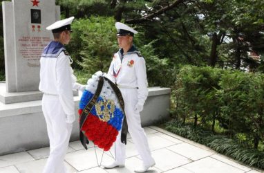 Экипаж российского фрегата &laquo;Паллада&raquo; в КНДР возложил венки советским воинам