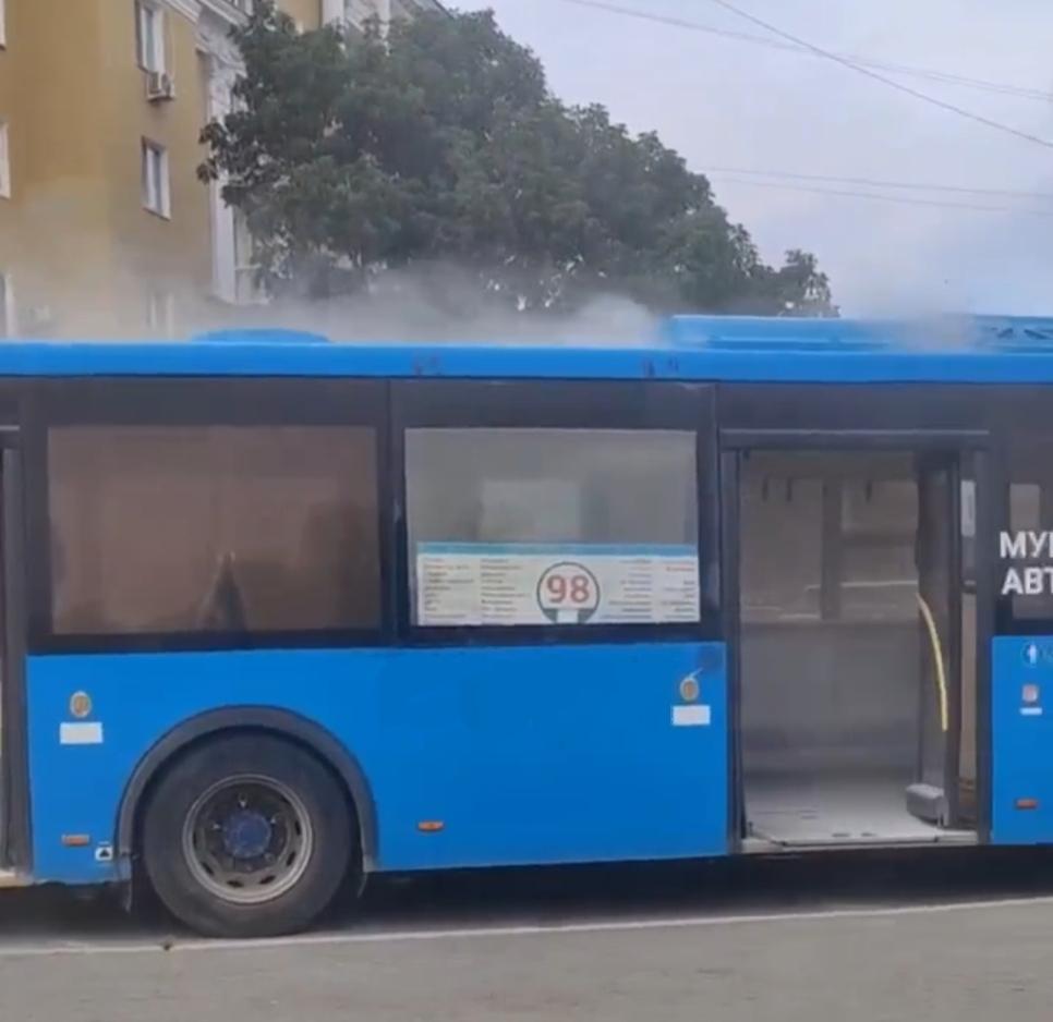 Во Владивостоке в пассажирском автобусе повалил дым. Пострадавших нет