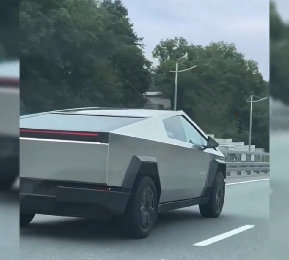 Во Владивостоке автомобилистку на дороге шокировал Tesla Cybertruck за 20 млн