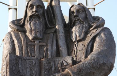 Памятник Кириллу и Мефодию во Владивостоке вернут на прежнее место