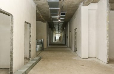 Кабель-канал ИЭК Праймер 100&times;60 и гофра ДКС 20: открытая прокладка без штробления