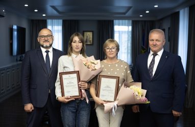 Девушек, спасших ребёнка в Приморье, лично поблагодарил мэр Владивостока