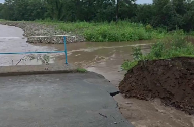 В Приморье у села Новороссия &laquo;Приус&raquo; с девушкой съехал с разрушенного моста