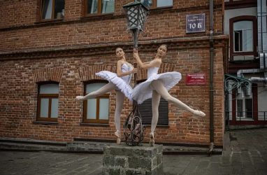 Во Владивостоке балерины вышли на улицу, чтобы станцевать классический танец