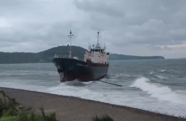 Во Владивостоке у Токаревской кошки выбросило на мель судно &laquo;Русский Восток&raquo;
