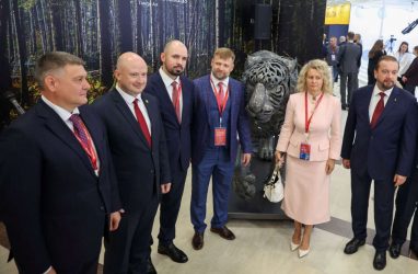 Площадку ВЭФ-2026 украсила скульптура амурского тигра весом более полутонны