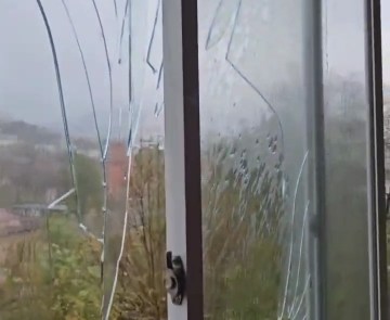 Ураганный ветер сорвал огромные фасадные листы с дома во Владивостоке