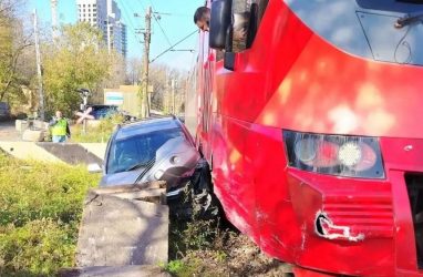 Во Владивостоке &laquo;чуркинская&raquo; электричка врезалась в легковушку