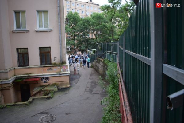 Забор на месте стройки на Светланской во Владивостоке установили с нарушениями